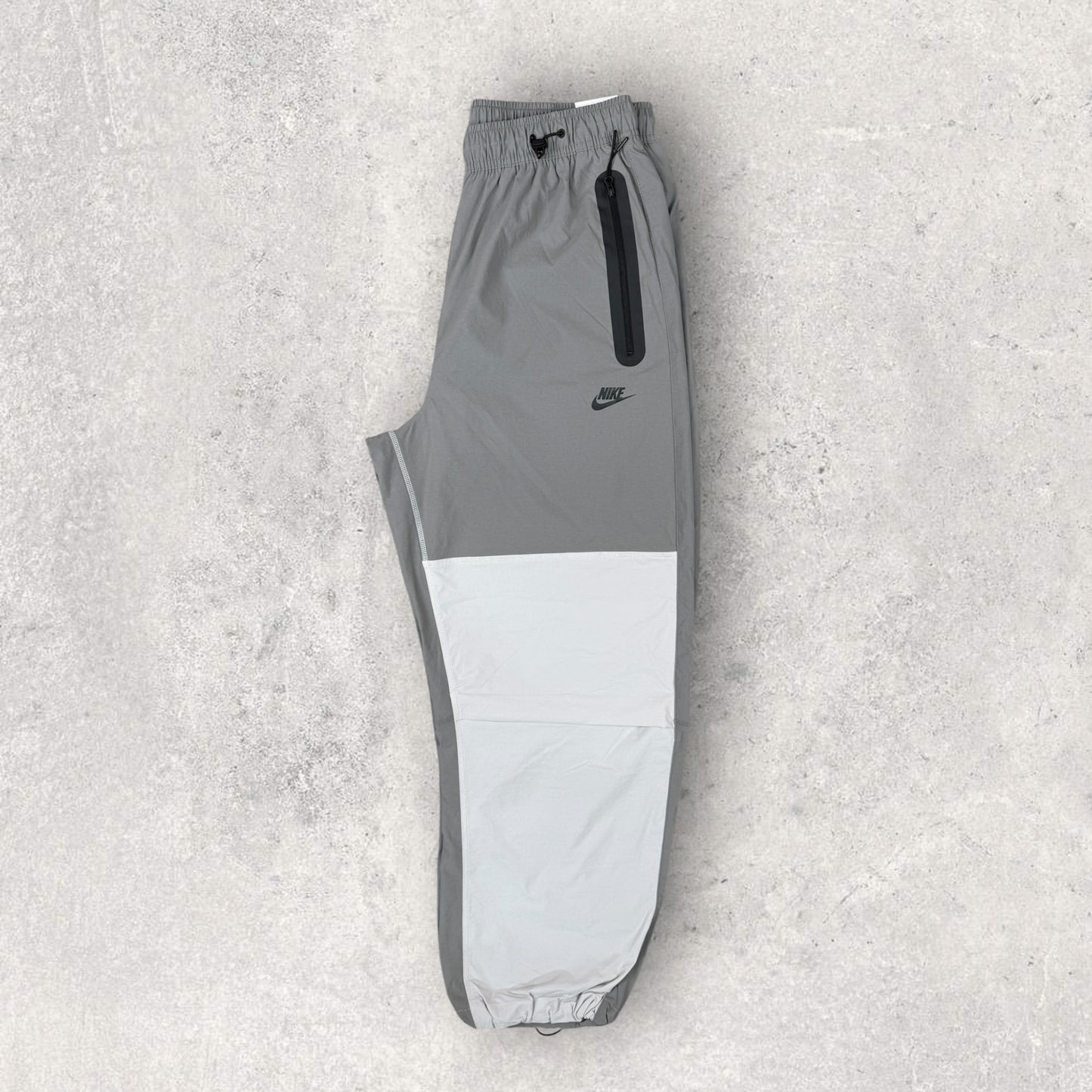 NIKE TECH WOVEN OVERSIZED TRACKSUIT - LIGHT IRON/BLACK