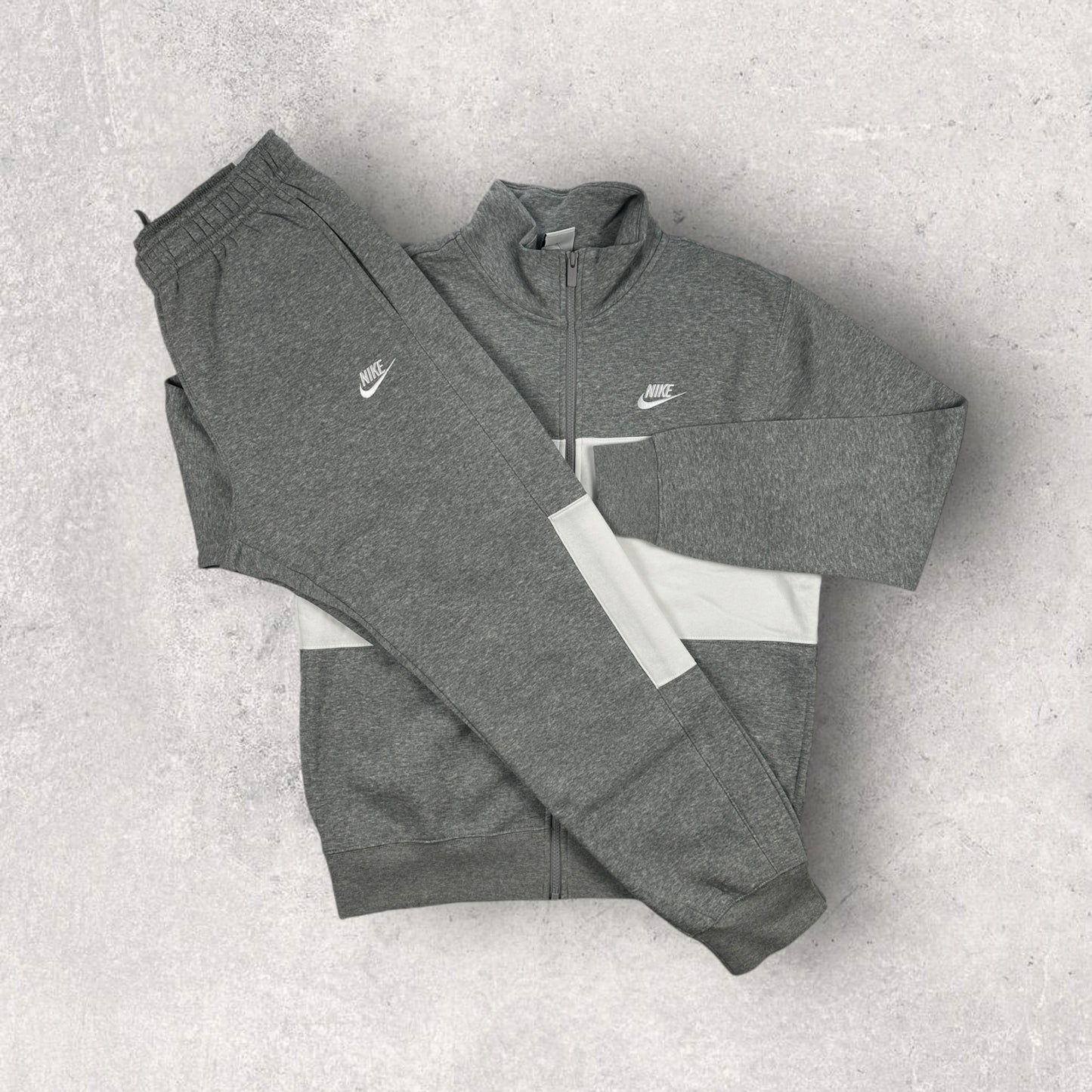 NIKE ESSENTIALS FLEECE TRACKSUIT - GREY/WHITE