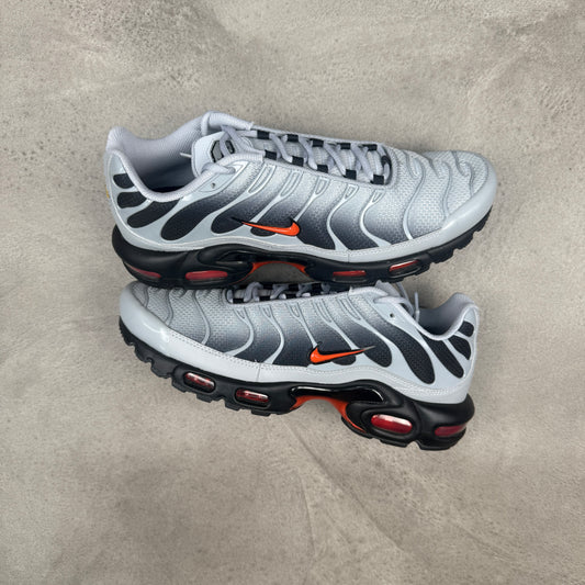 NIKE AIR MAX PLUS TN - WOLF GREY PICANTE RED