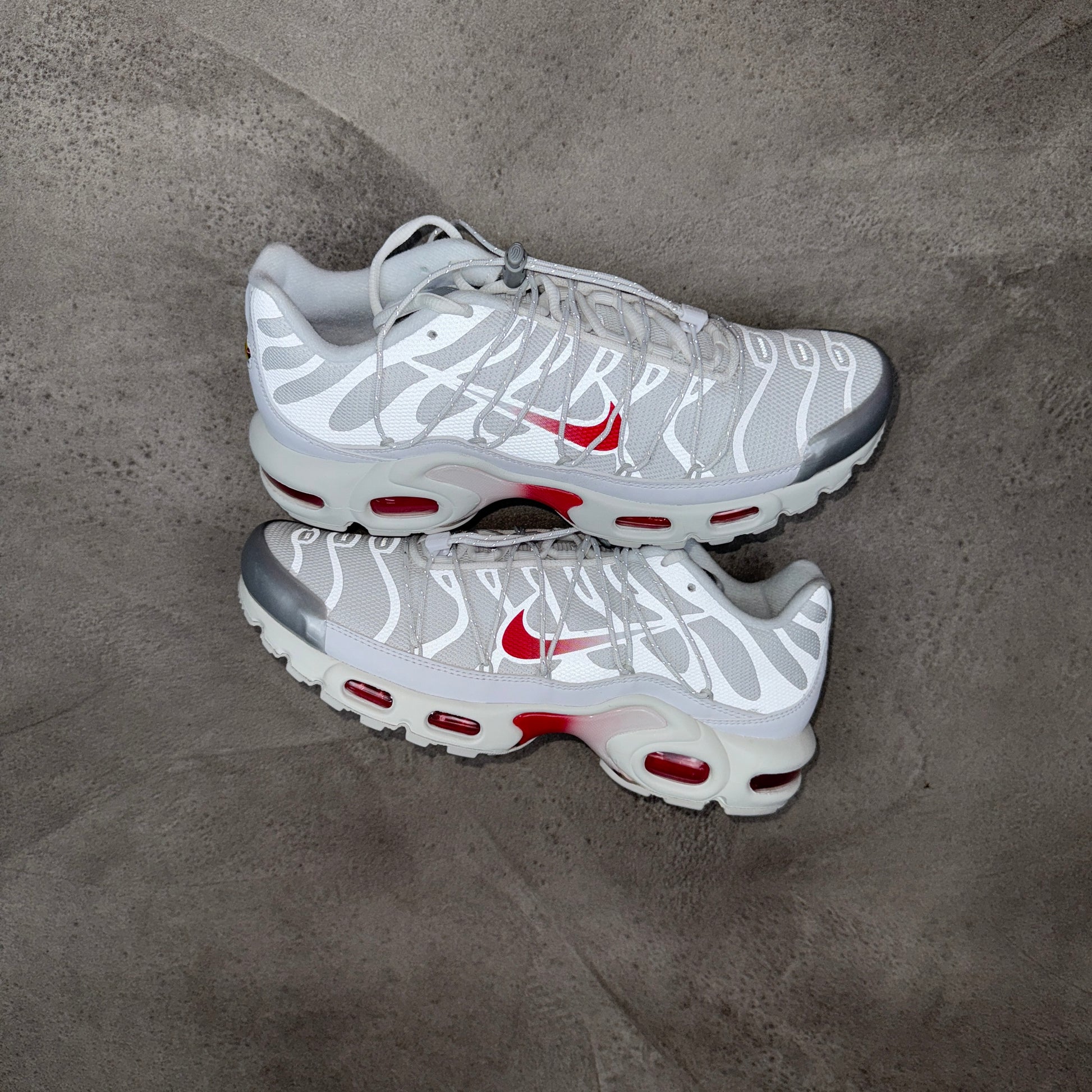 NIKE AIR MAX PLUS LACE UNIVERSITY RED/WHITE – JBKDELUXE