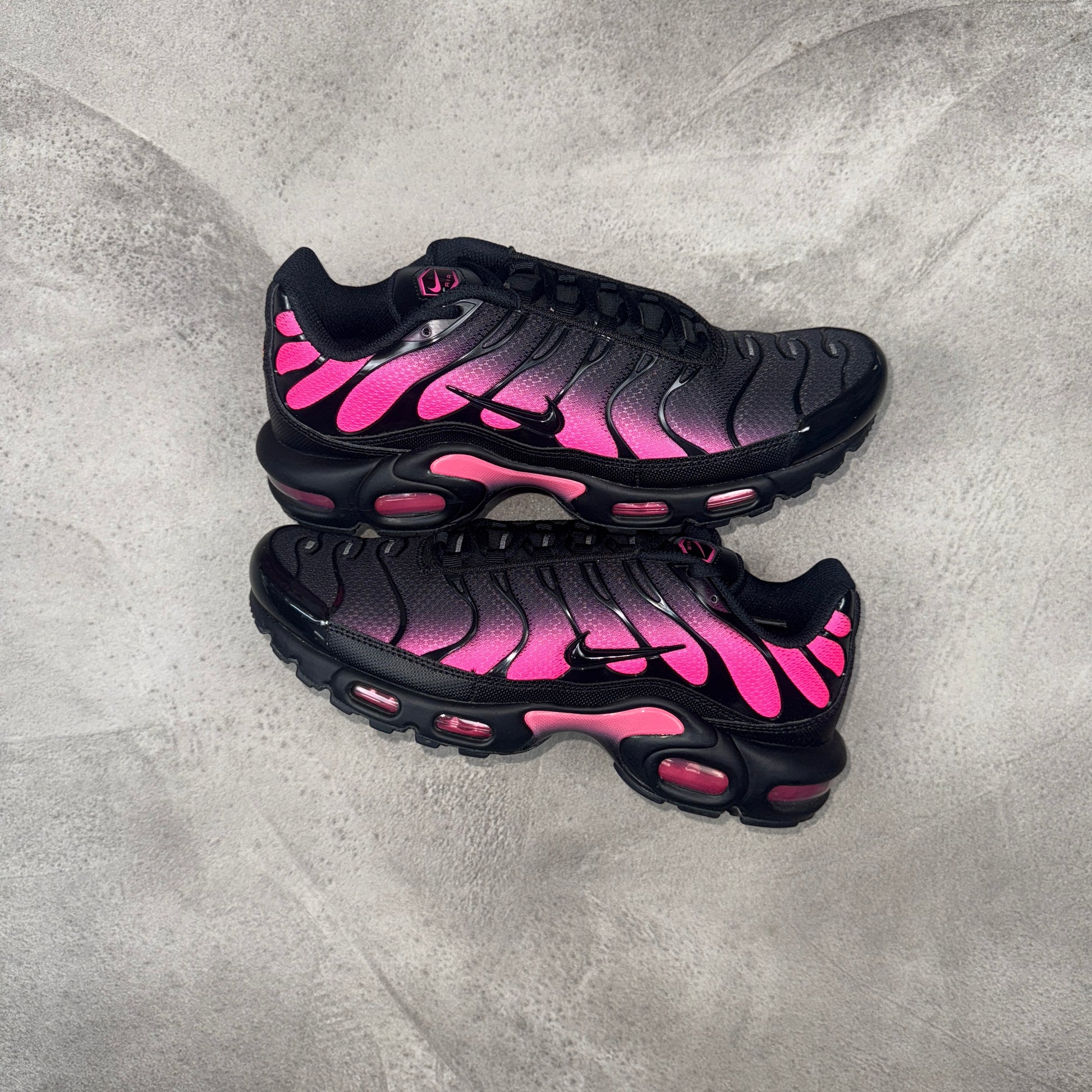 NIKE AIR MAX PLUS TN BLACK/PINK – JBKDELUXE