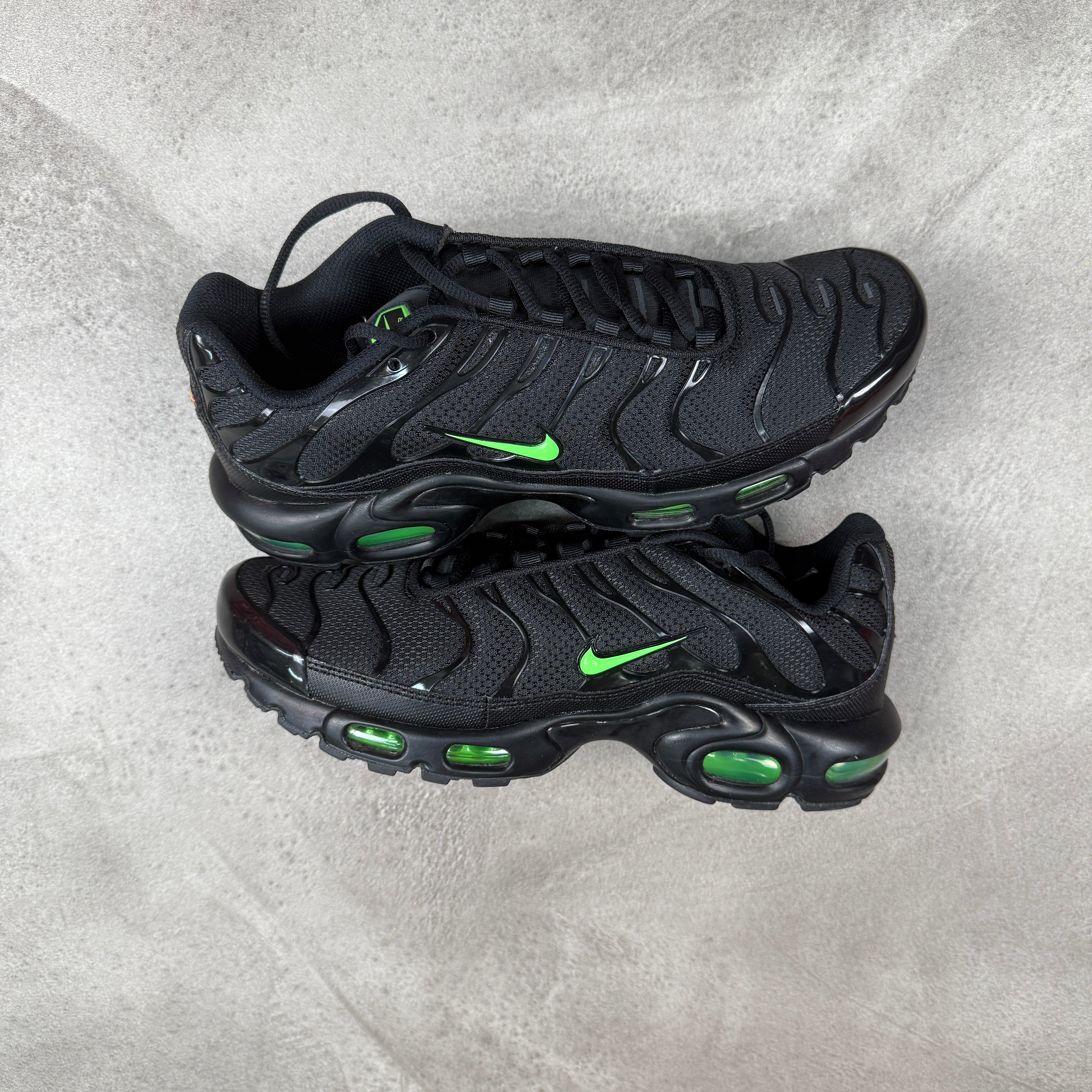 NIKE AIR MAX PLUS TN - BLACK/GREEN STRIKE – JBKDELUXE