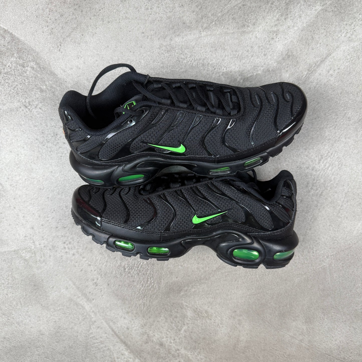 NIKE AIR MAX PLUS TN BLACK/GREEN STRIKE – JBKDELUXE