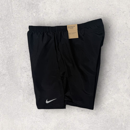 NIKE CHALLENGER SHORT 7 INCH - BLACK