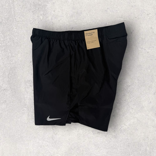 NIKE CHALLENGER SHORT 5 INCH - BLACK