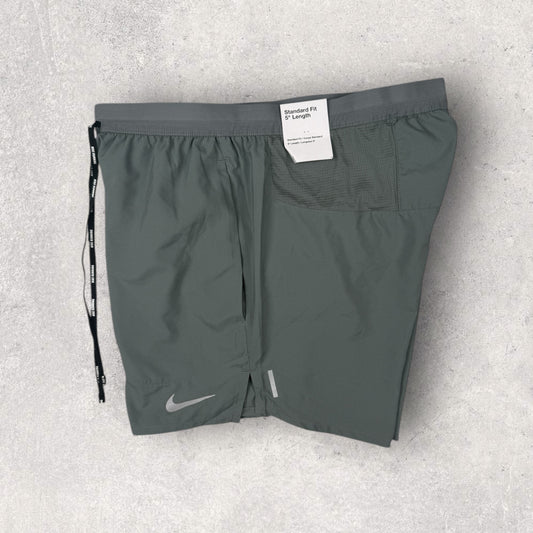 NIKE FLEX STRIDE SHORTS 5 INCH - GREY