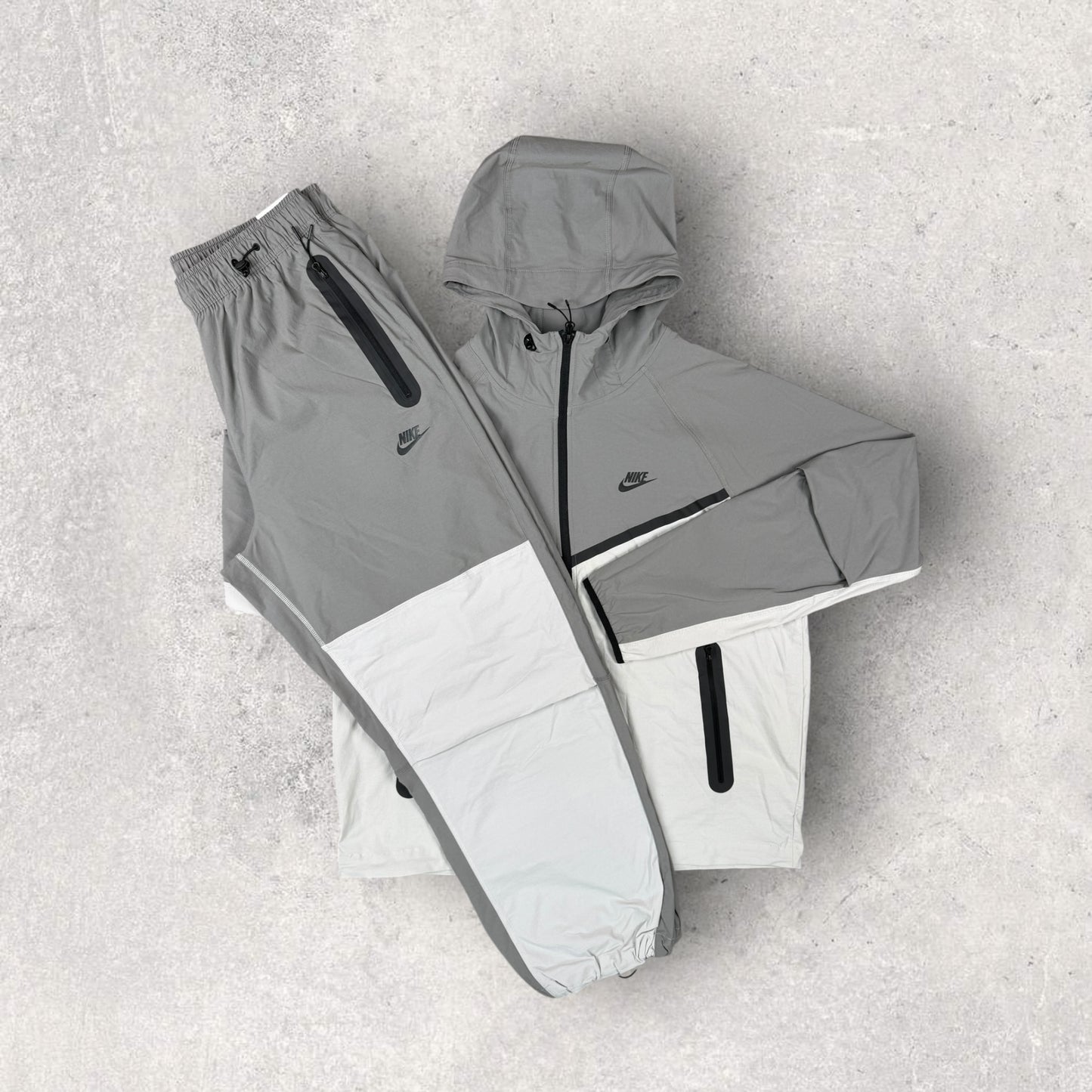 NIKE TECH WOVEN OVERSIZED TRACKSUIT - LIGHT IRON/BLACK