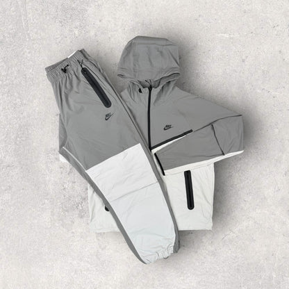 NIKE TECH WOVEN OVERSIZED TRACKSUIT - LIGHT IRON/BLACK