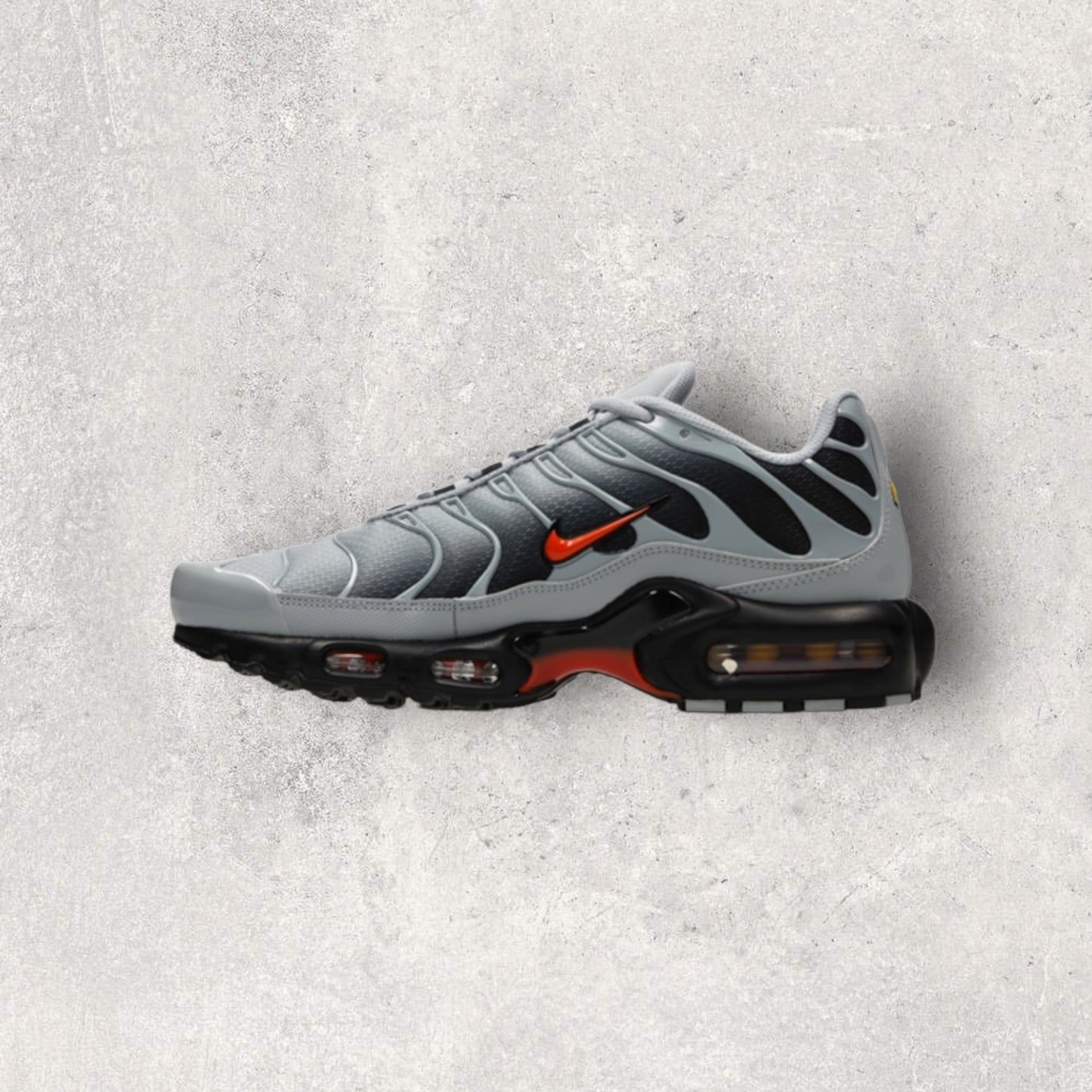 NIKE AIR MAX PLUS TN - WOLF GREY/PICANTE RED/BLACK