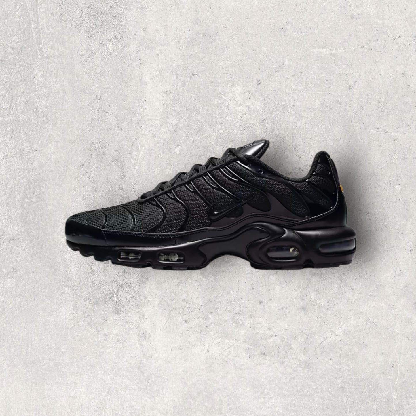 NIKE AIR MAX PLUS TN - BLACK