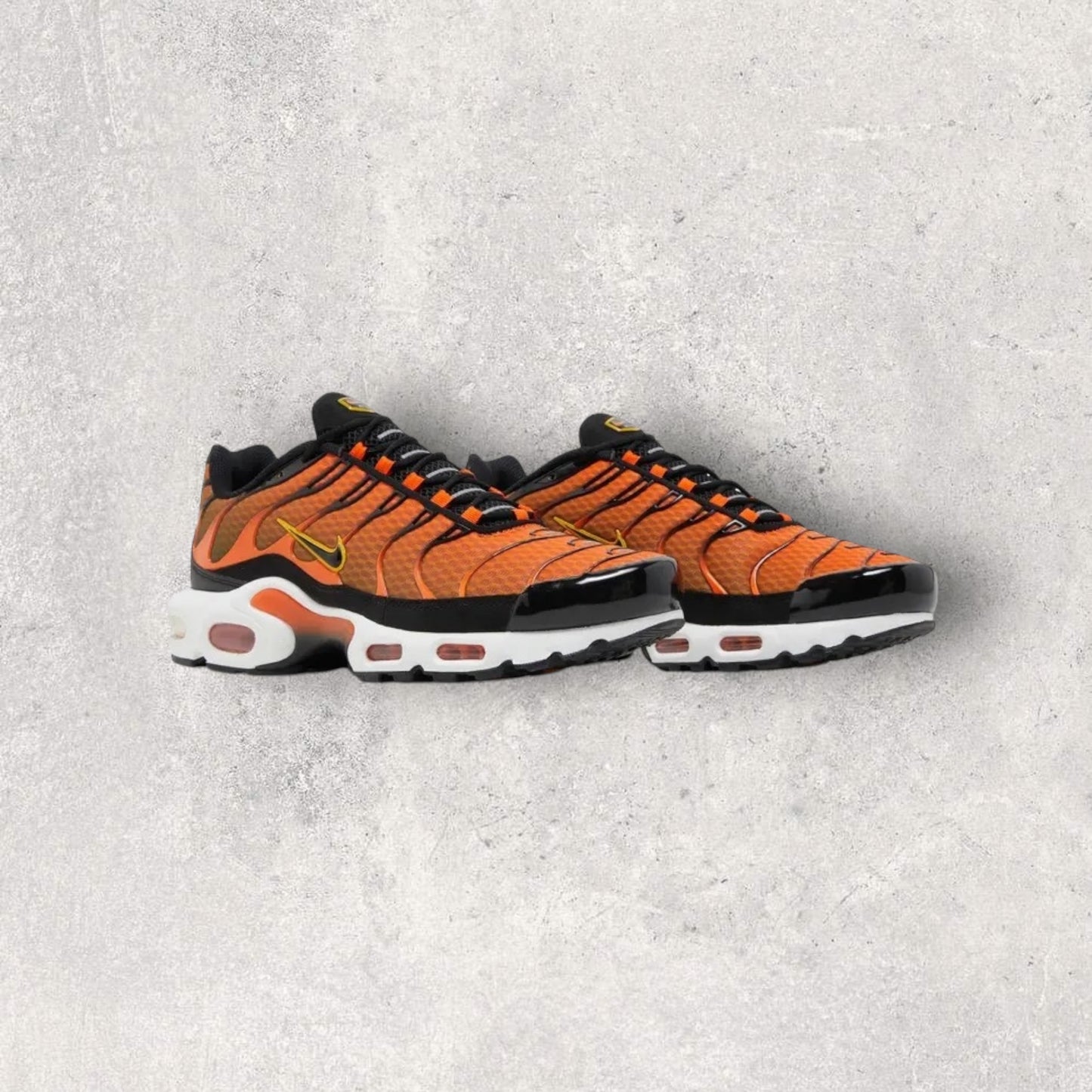 NIKE AIR MAX PLUS - SAFETY ORANGE