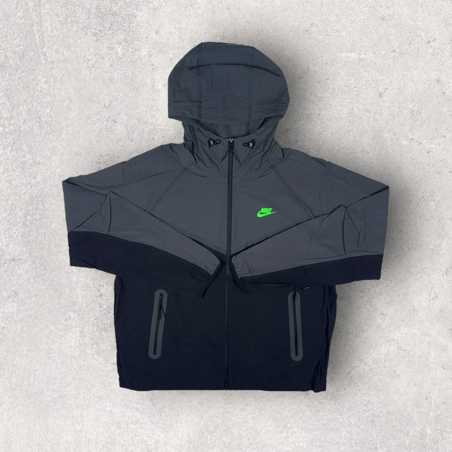 NIKE TECH WOVEN OVERSIZED TRACKSUIT - ANTHRACITE/BLACK/GREEN