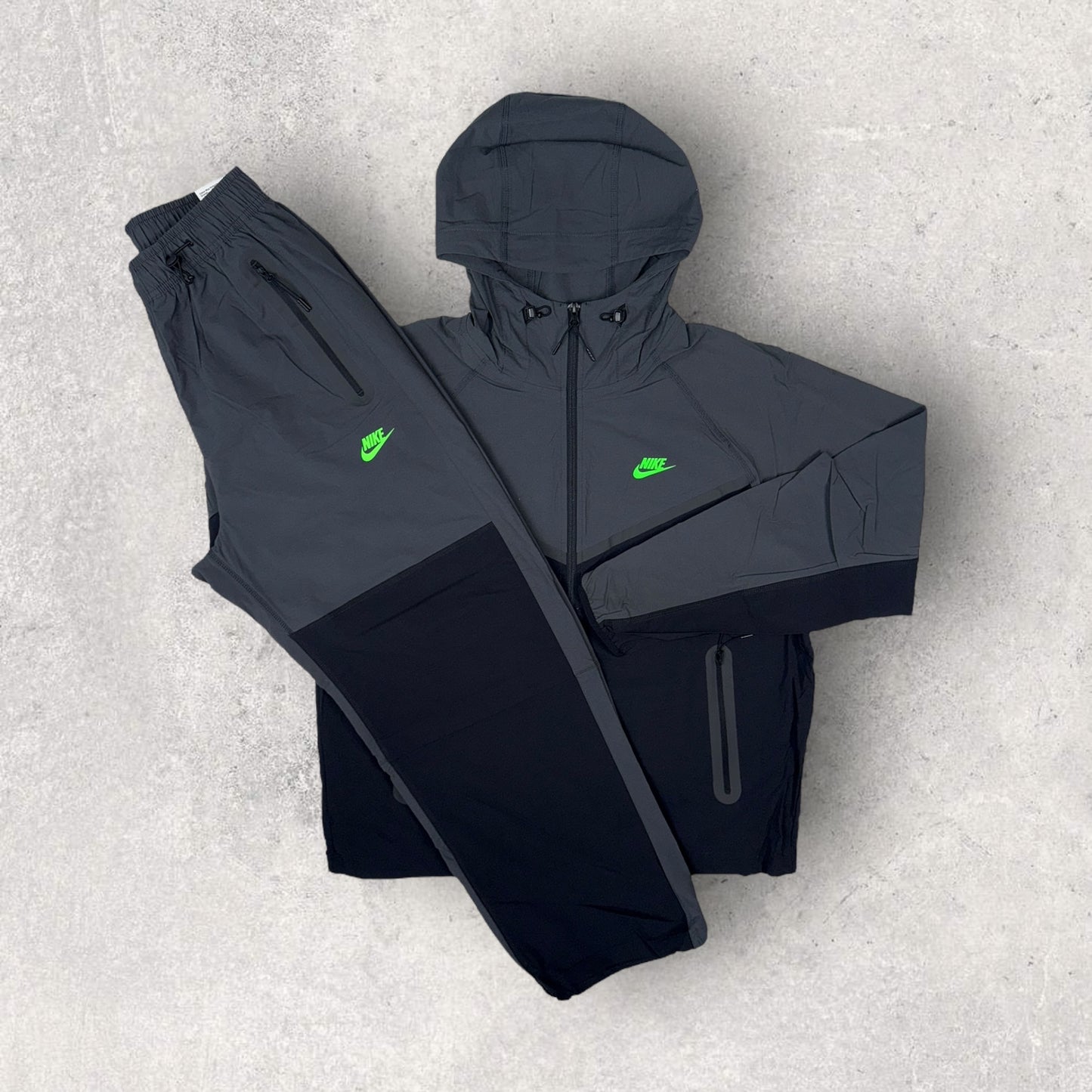 NIKE TECH WOVEN OVERSIZED TRACKSUIT - ANTHRACITE/BLACK/GREEN